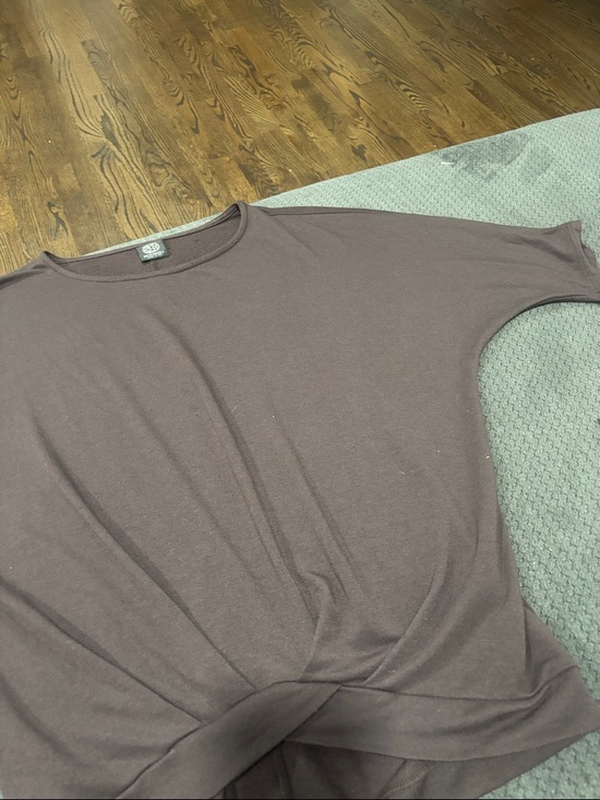 bobeau Tops - ⭐️2/$10 - bobeau brown crewneck top